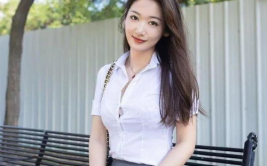唐安琪坐姿休闲照片图片,尽显随性魅力