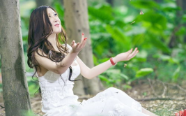 美女无圣光王婉悠丛林,丛林中的绝色佳人，无圣光下的自然魅力
