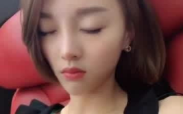 搬红酒小姐姐,搬酒小姐姐的优雅风采